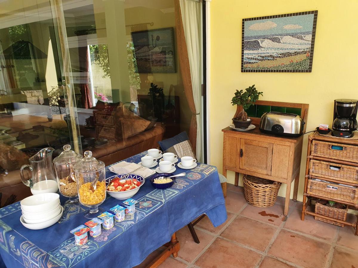 On Pinewood Guest House Cape Town Eksteriør bilde