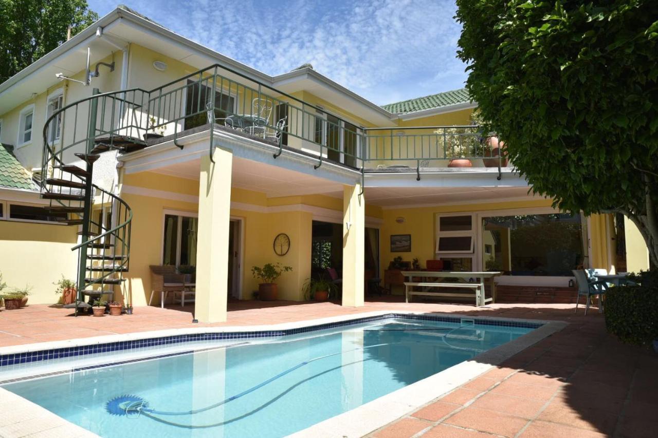 On Pinewood Guest House Cape Town Eksteriør bilde