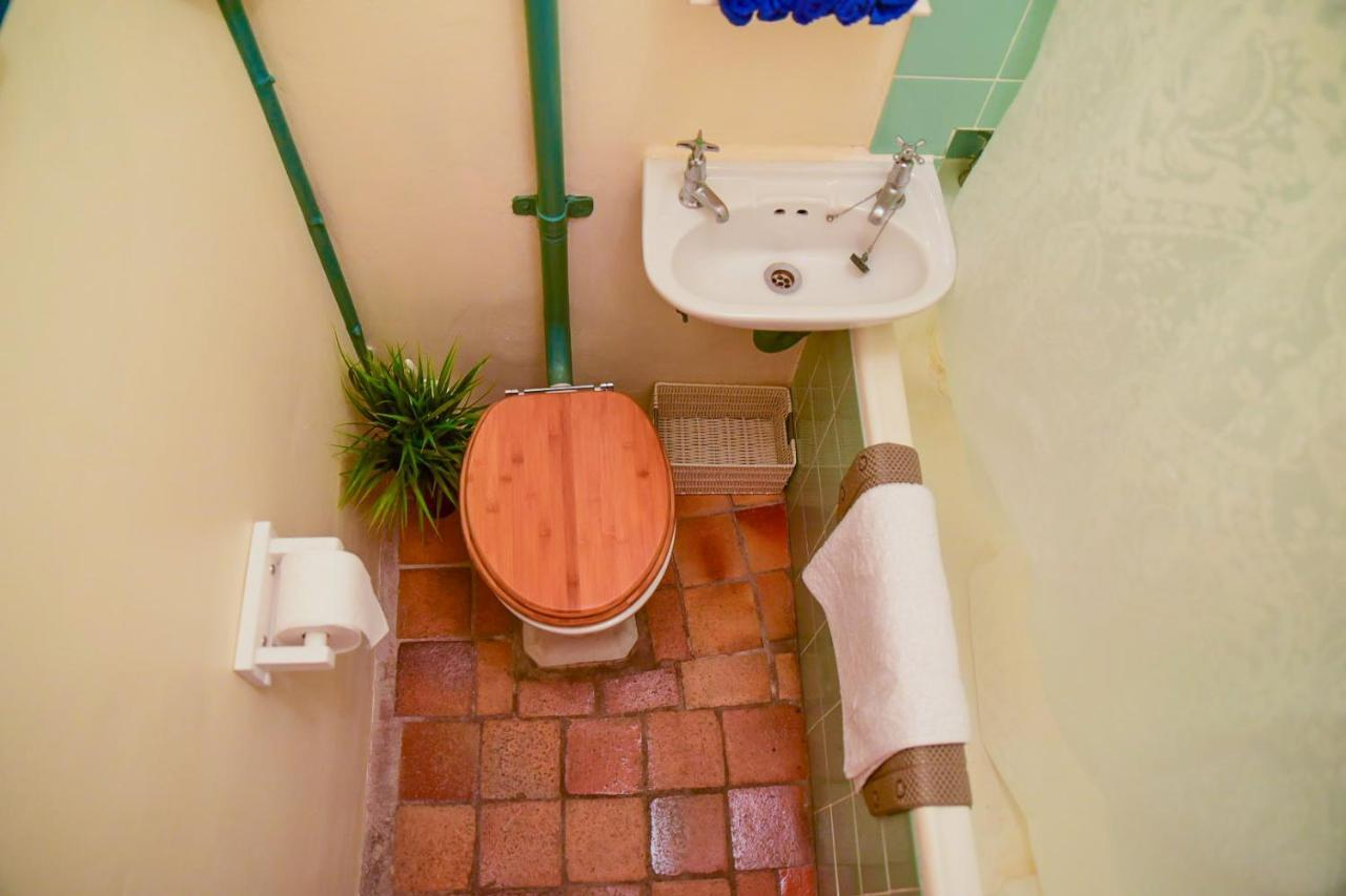 On Pinewood Guest House Cape Town Eksteriør bilde