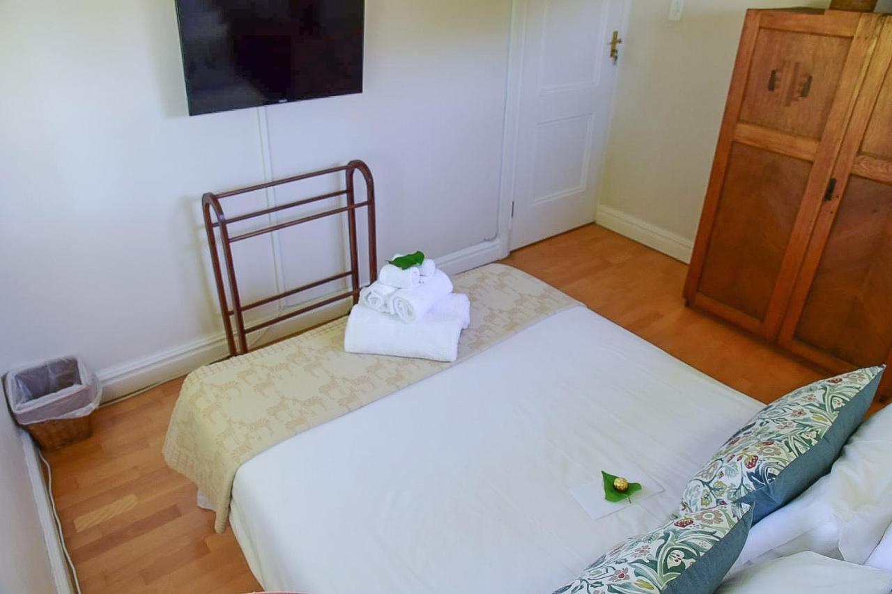 On Pinewood Guest House Cape Town Eksteriør bilde