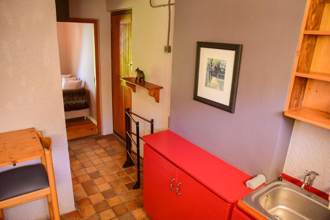 On Pinewood Guest House Cape Town Eksteriør bilde