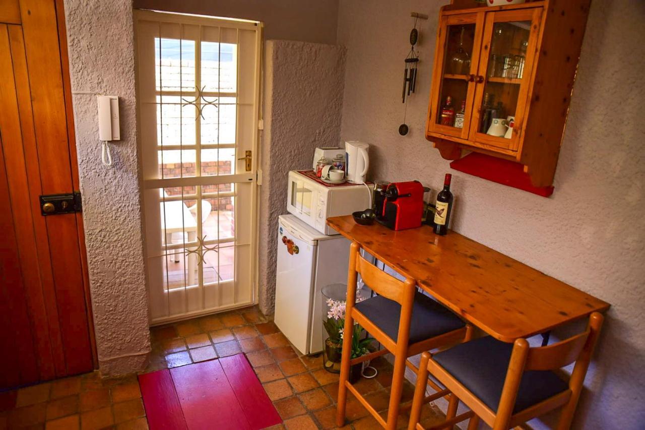 On Pinewood Guest House Cape Town Eksteriør bilde
